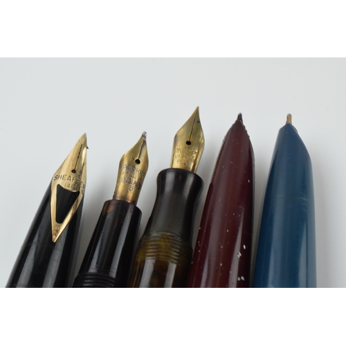 383 - A collection of fountain pens to include 4 Parker examples and a Sheaffer fountain pen, 2 with 14ct ... 