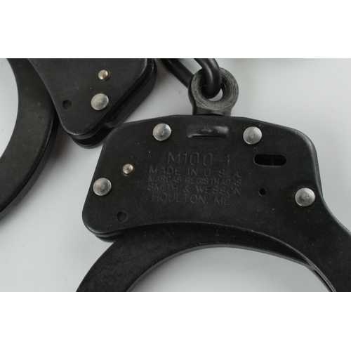 180 - A pair of Smith & Wesson handcuffs, M10 0-1, with key.