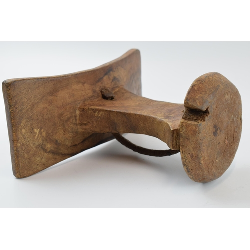 269 - African tribal head rest with rope / string handle, 21cm wide, 18cm tall.