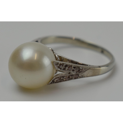 418 - 18ct white gold ring set with diamonds in the shoulder and a cultered pearl, 2.5 grams, size G.