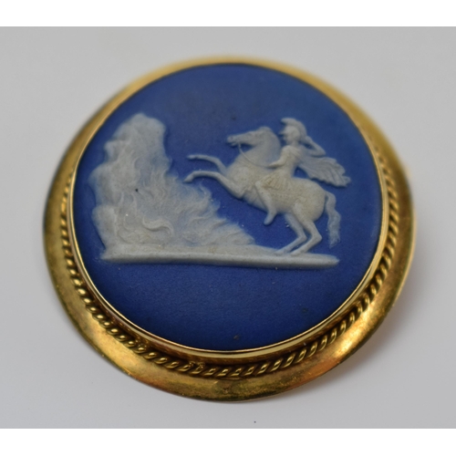 422 - Early 19th century yellow metal (testing as 18ct gold or higher) Wedgwood Jasperware brooch depictin... 