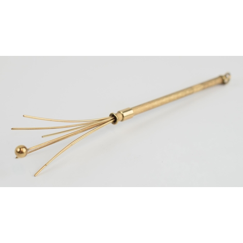 381A - 9ct gold mechanical cocktail stirrer / swizzle stick, 12.5cm extended, 5.0 grams gross weight.