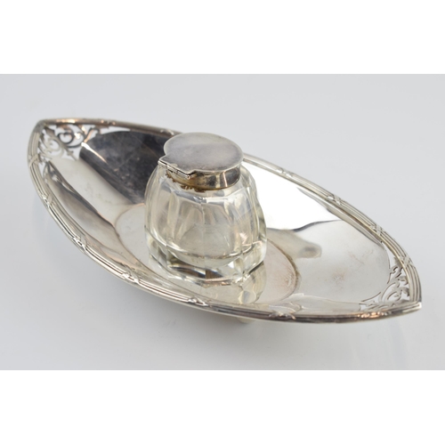 310E - Victorian silver inkwell, raised on 4 bun feet, with glass inkwell, Sheffield 1891, 100.6 grams of s... 