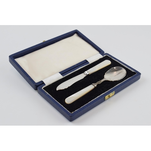 310I - Cased silver small pair to include spoon and knife with Mother of Pearl handles, Sheffield 1957/1958... 