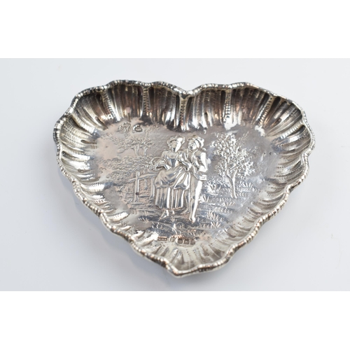 310Q - Victorian silver heart shaped pin dish depicting a romantical scene, Sheffield 1899, 34.3 grams, 10c... 