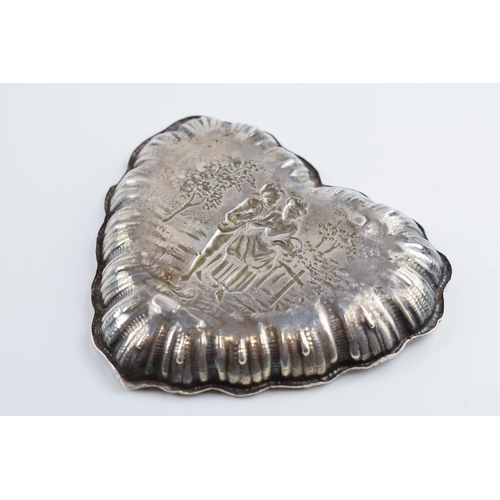 310Q - Victorian silver heart shaped pin dish depicting a romantical scene, Sheffield 1899, 34.3 grams, 10c... 