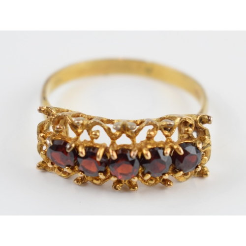 405N - 9ct gold ring set with garnets, 2.3 grams, size R.