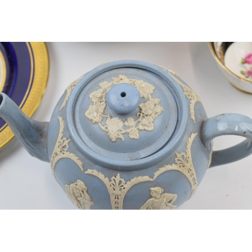 196 - Pottery to include a 20th century Chinese bowl, an Aynsley gilded plate, Royal Grafton tea cup and a... 