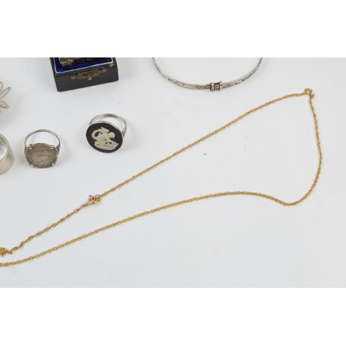 252 - A 9ct gold chain, 2.2 grams with a collection of silver jewellery, 38.4 grams of silver.