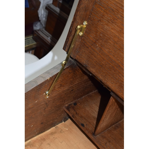 435 - 20th century oak writing slope / table top bureau with working lock, 61x57x25cm tall.