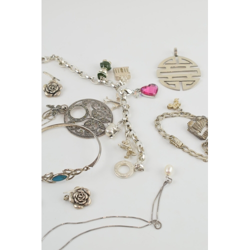 210 - A collection of mostly sterling silver jewellery with some silver coloured / white metal items to in... 