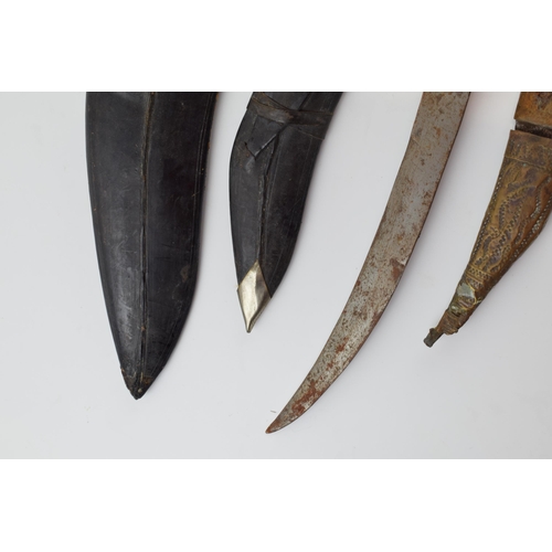 313 - A collection of vintage blades to include a pair of Kukri knives and Eastern / African origin blades... 