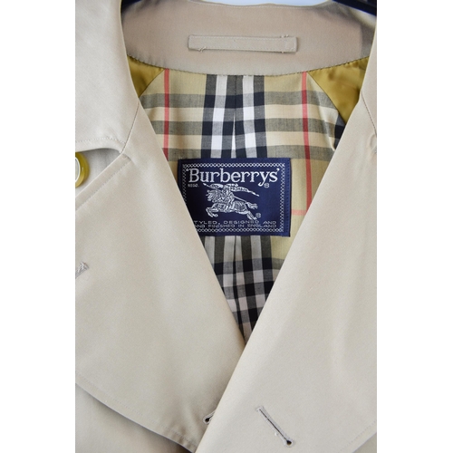 333 - Classic vintage Burberrys' rain coat. Cream with classic cheque interior. Made in England. Approxima... 