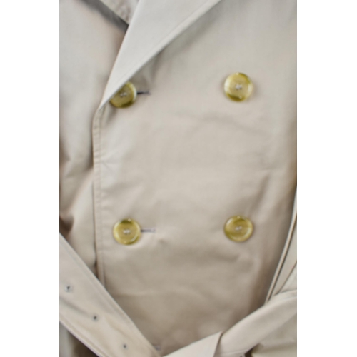 333 - Classic vintage Burberrys' rain coat. Cream with classic cheque interior. Made in England. Approxima... 