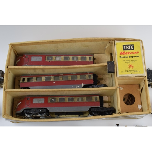 373 - A collection of model railway engines and carriages to include Trix Twin (TTR) examples and others t... 