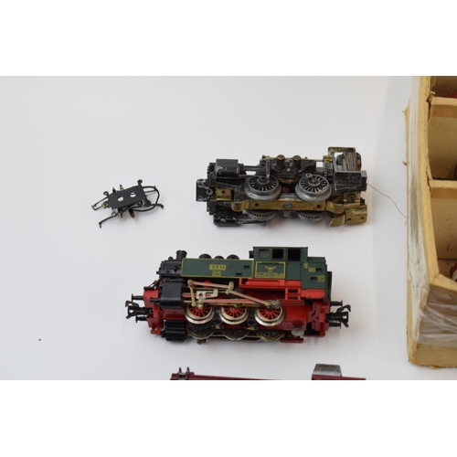 373 - A collection of model railway engines and carriages to include Trix Twin (TTR) examples and others t... 