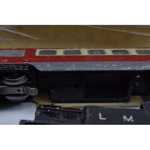 373 - A collection of model railway engines and carriages to include Trix Twin (TTR) examples and others t... 