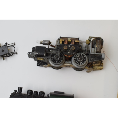 373 - A collection of model railway engines and carriages to include Trix Twin (TTR) examples and others t... 