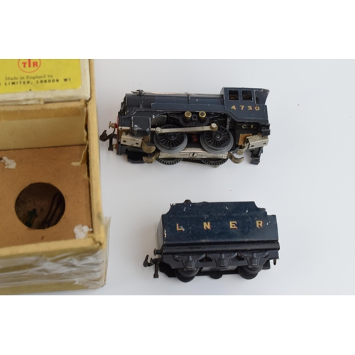 373 - A collection of model railway engines and carriages to include Trix Twin (TTR) examples and others t... 