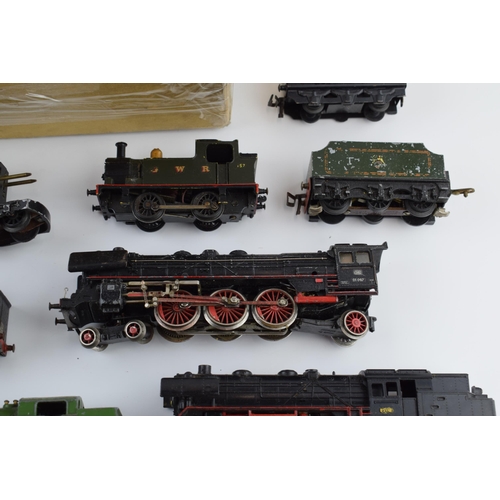 373 - A collection of model railway engines and carriages to include Trix Twin (TTR) examples and others t... 