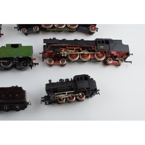 373 - A collection of model railway engines and carriages to include Trix Twin (TTR) examples and others t... 