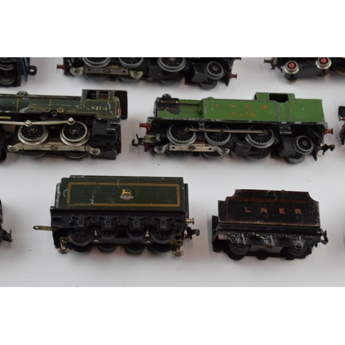 373 - A collection of model railway engines and carriages to include Trix Twin (TTR) examples and others t... 