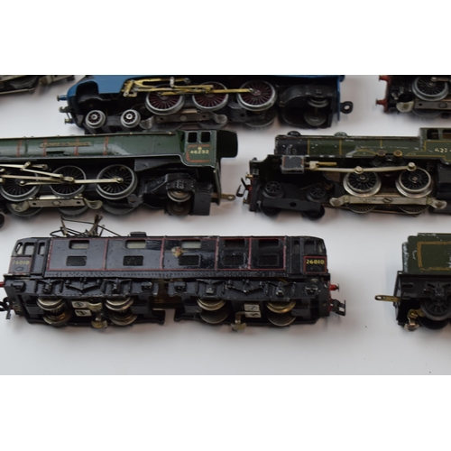 373 - A collection of model railway engines and carriages to include Trix Twin (TTR) examples and others t... 