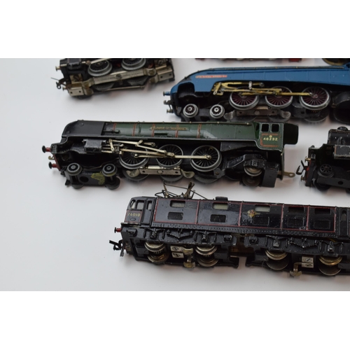 373 - A collection of model railway engines and carriages to include Trix Twin (TTR) examples and others t... 