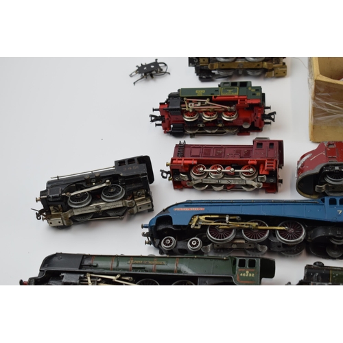 373 - A collection of model railway engines and carriages to include Trix Twin (TTR) examples and others t... 