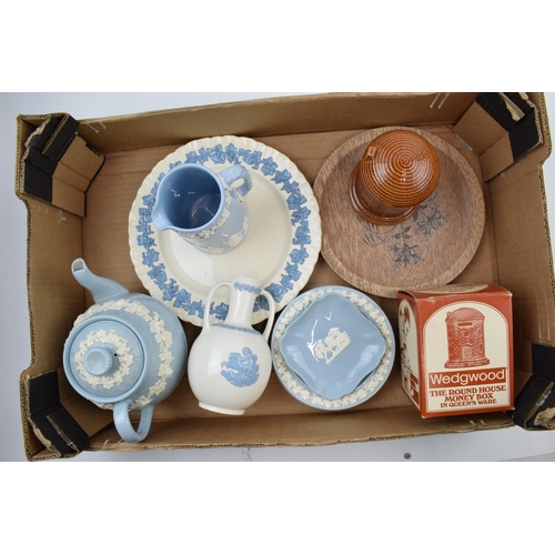 154 - A mixed collection of Wedgwood Queensware to include trial plate, boxed Round House money box, teapo... 