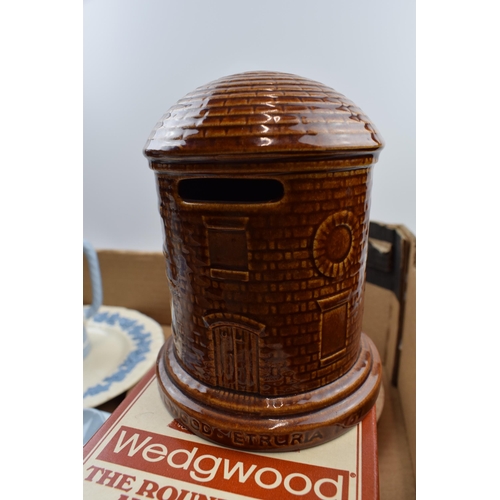 154 - A mixed collection of Wedgwood Queensware to include trial plate, boxed Round House money box, teapo... 