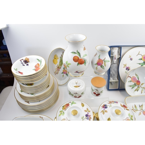 167 - Royal Worcester Evesham dinner service. A good quantity to include 8 dinner plates, 6 side plates, 6... 