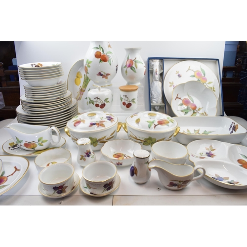 167 - Royal Worcester Evesham dinner service. A good quantity to include 8 dinner plates, 6 side plates, 6... 