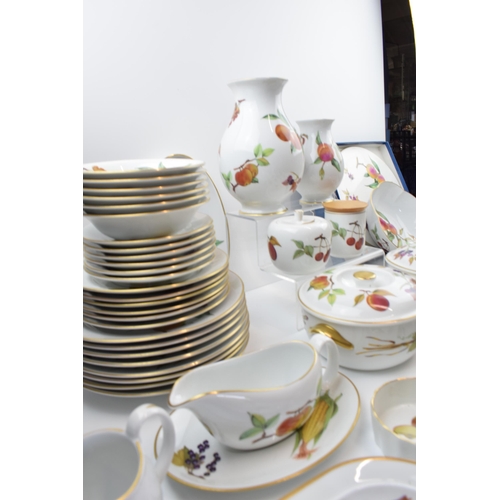 167 - Royal Worcester Evesham dinner service. A good quantity to include 8 dinner plates, 6 side plates, 6... 