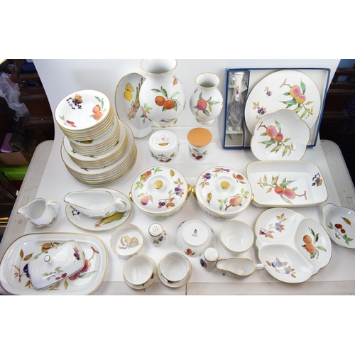 167 - Royal Worcester Evesham dinner service. A good quantity to include 8 dinner plates, 6 side plates, 6... 