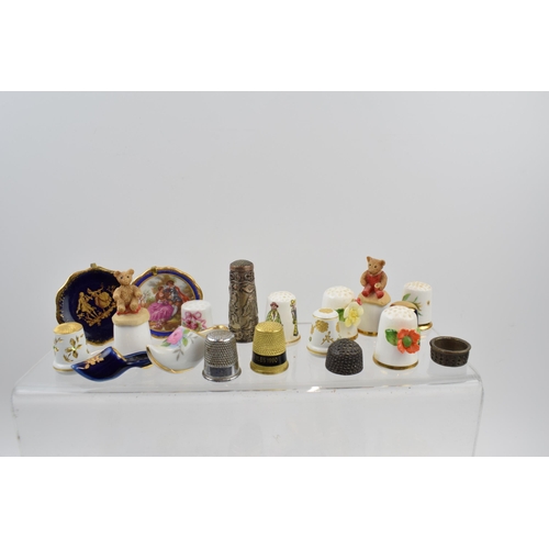 289 - A mixed collection of items to include thimbles by Limoges France and similar manufactures. Together... 