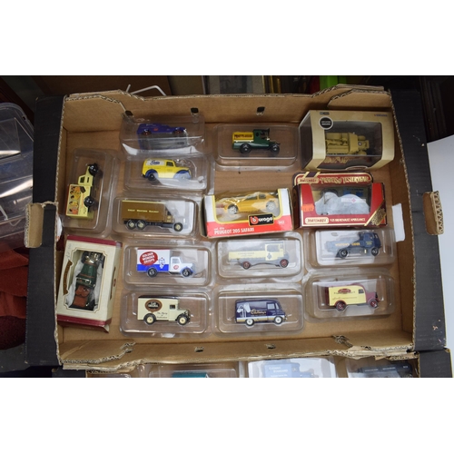 292 - A large collection of boxed die-cast collectable model cars. To include Models of Yesteryear, RNLI, ... 