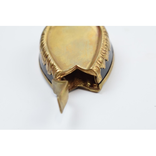 220U - Victorian novelty vesta case in the form a horse's hoof, 6cm long.