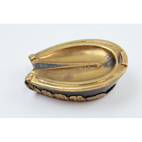 220U - Victorian novelty vesta case in the form a horse's hoof, 6cm long.