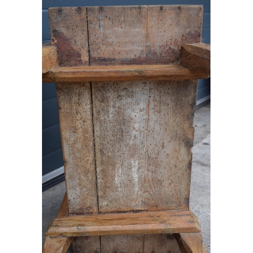 447A - Victorian pine dough bin raised on 4 legs with lift-off lid, 77 x 47 x 62cm tall.