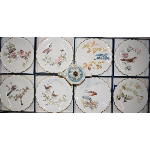 146 - A set of 8 boxed Royal Worcester 'The Birds of Dorothy Doughty' plates, limited edition of 7500, wit... 