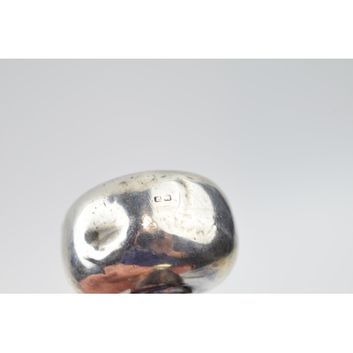 441 - Silver baby rattle in the form of a dumbbell, 28.2 grams, 8.5cm long.