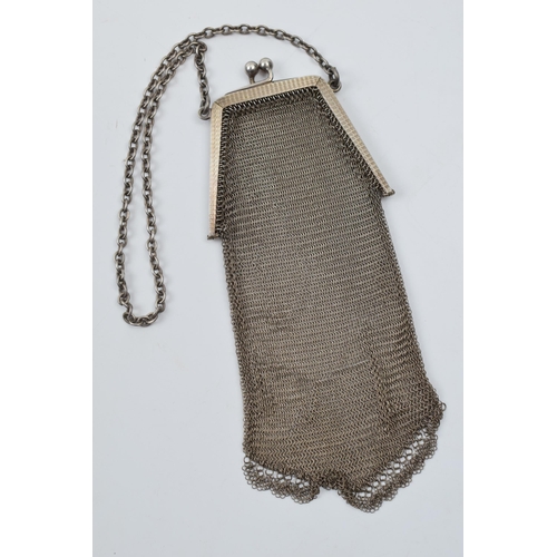 444 - Silver ladies mesh purse with ball clasps on white metal chain (untested), 63.6 grams, London 1925, ... 