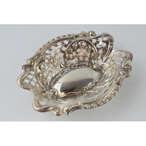 470 - A collection of hallmarked silver sweet dishes of varying styles and sizes, combined weight 185.7 gr... 