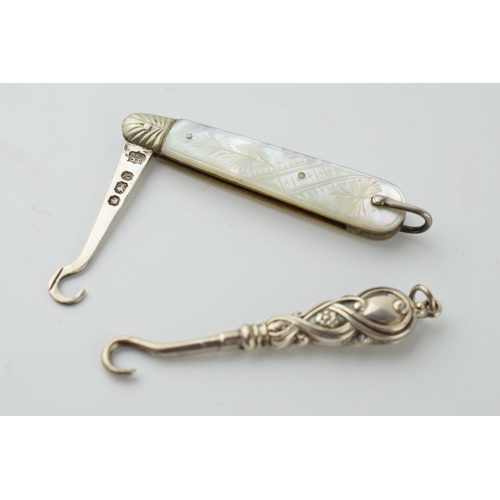 481 - A pair of miniature silver button hooks to include a Birmingham 1908 Aide & Lovekin example with a S... 