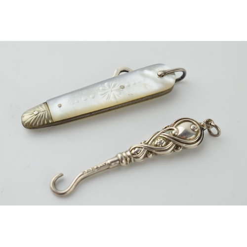 481 - A pair of miniature silver button hooks to include a Birmingham 1908 Aide & Lovekin example with a S... 