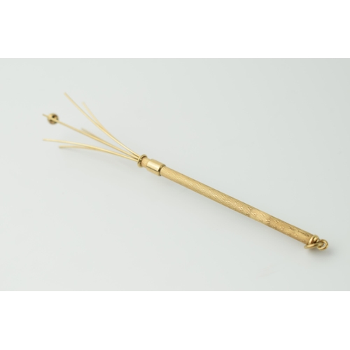 544 - 9ct gold mechanical cocktail stirrer / swizzle stick, 12.5cm extended, 5.0 grams gross weight.