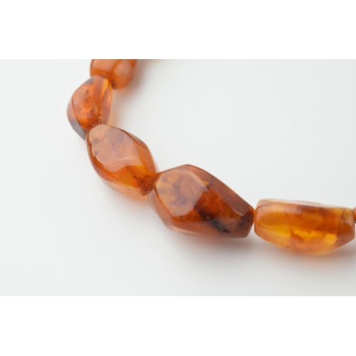 560 - A graduated set of baltic amber (or similar) beads as a necklace with white metal clasp, circa 29 gr... 