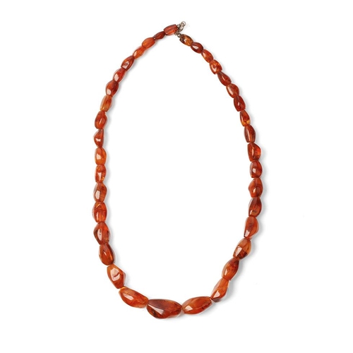 560 - A graduated set of baltic amber (or similar) beads as a necklace with white metal clasp, circa 29 gr... 