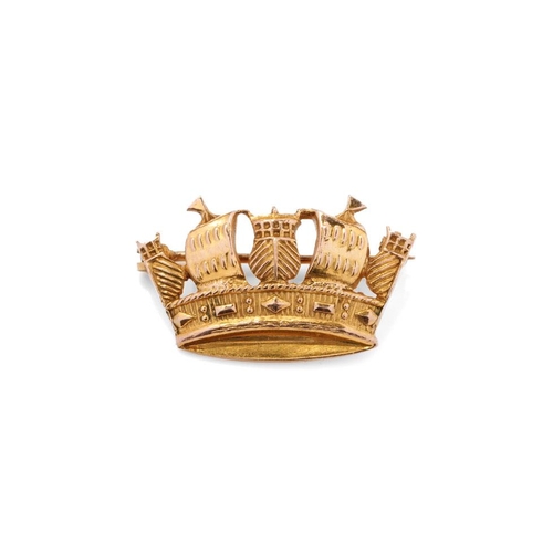 565 - 9ct gold brooch in the form of a royal crown formed with galleons, 2.5 grams, 25mm wide.